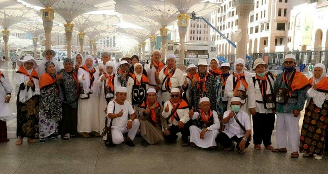 Jamaah haji asal Batanghari foto bersama dilingkungan Masjid Nabawi kemarin.